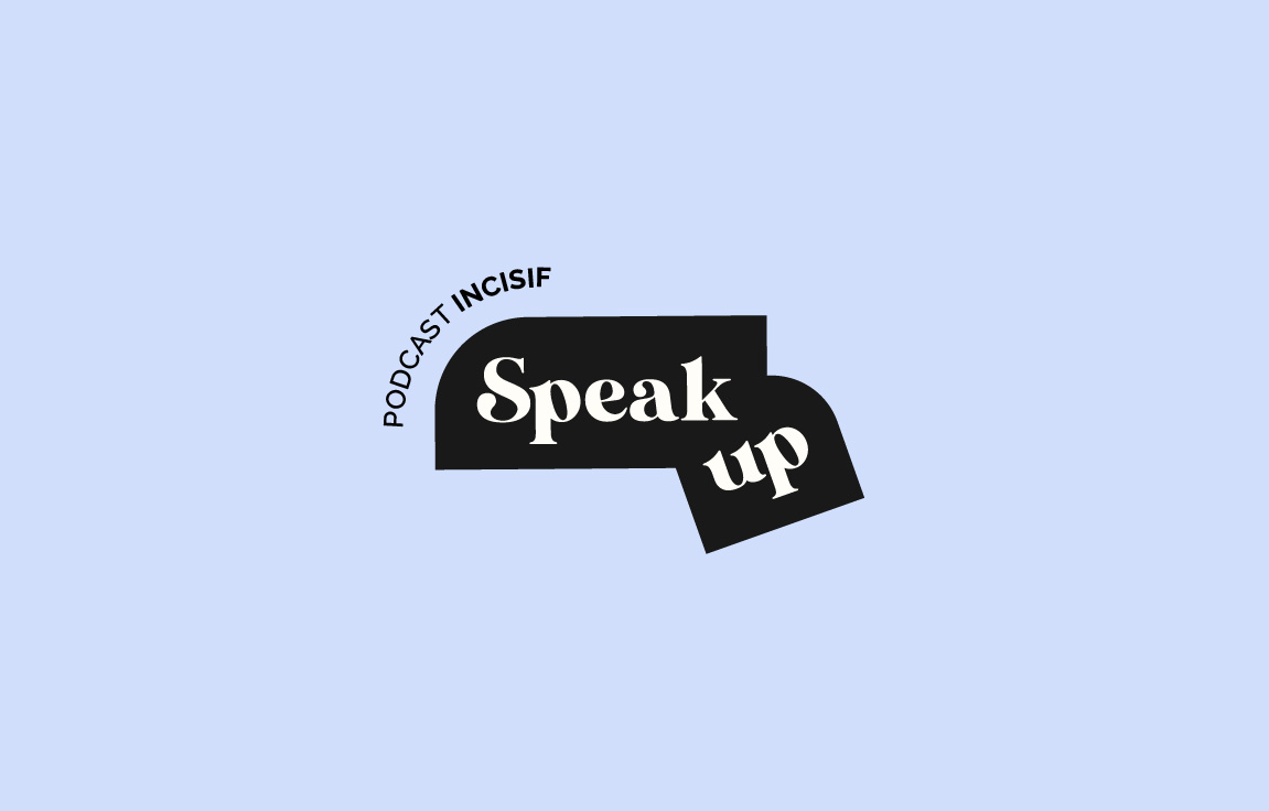 logo en anglais "Speak up" sous forme de deux étiquettes noire qui s’imbriquent. "Speak up" est écrit dessus en clair.