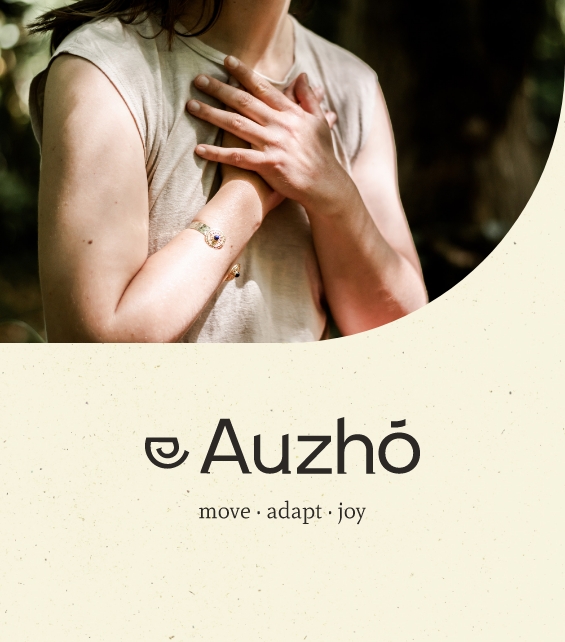 En haut, buste d'Audrey coupé au cou. Elle ales mains sur le coeur. En dessous, logo principal d'Auzho en noir sur un fond beige, avec noté en slogan "move adapt joy"