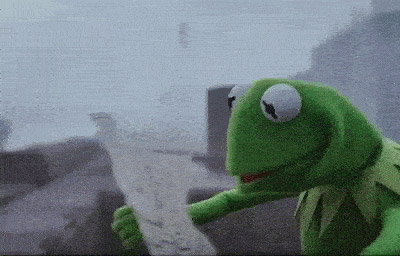 Kermit la grenouille tenant une carte papier entre ses mains. Kermit semble perdu et regarde sa carte puis autour de lui.