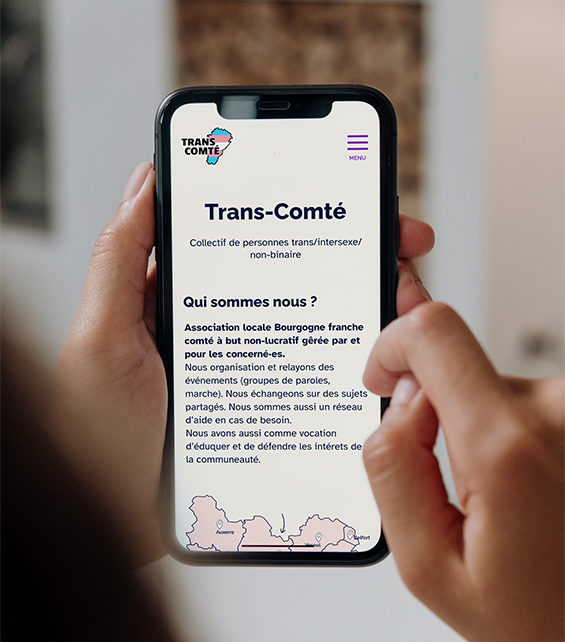 Page d'accueil du site Trans Comté visualisé sur un téléphone mobile tenu en main.