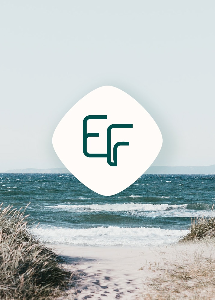 Logotype EthiFinance posé sur une photo de bord de mer.