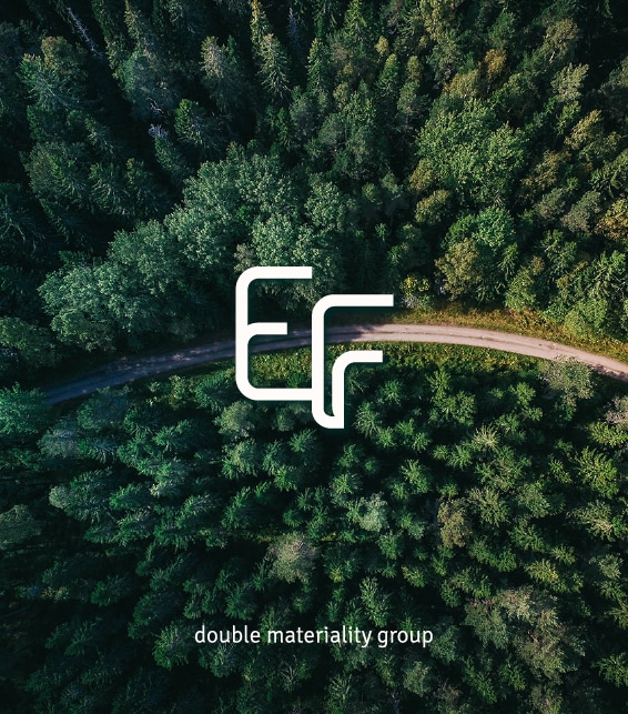 Symbole "EF" posé sur une photo de forêt vue d'en haut. En bas est écrit "double materiality group".